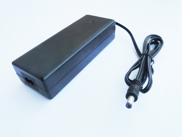 AC 100-240V to DC 19V 5A Switching Power Adapter  